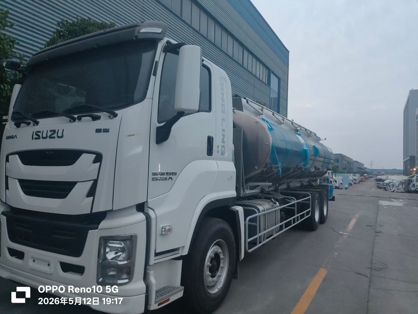 Isuzu Giga 6x4 Vacuum Suction & Sewer Cleaning Truck Tank truck mounted crane