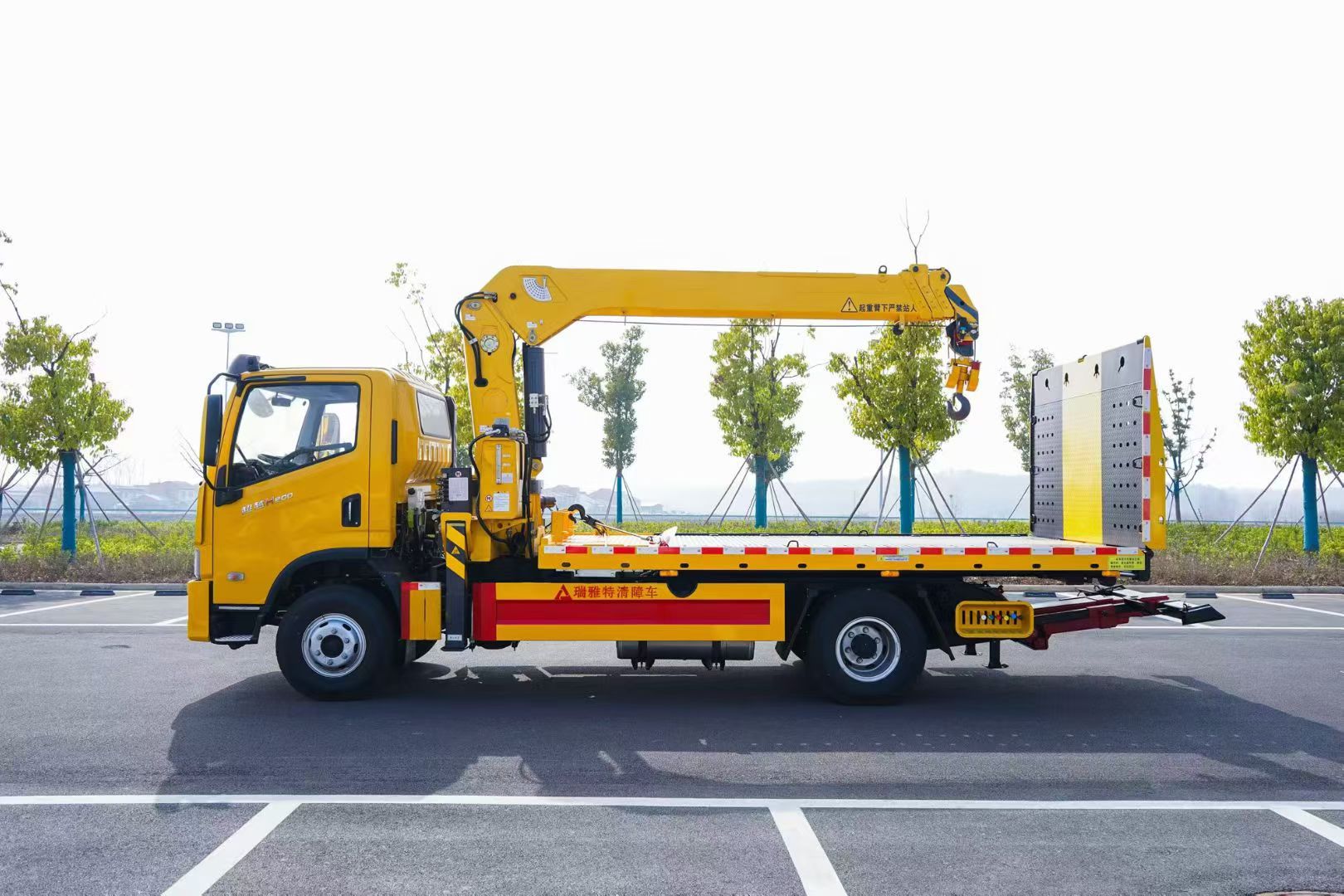 Isuzu ELF Flatbed Tow Truck with Crane
